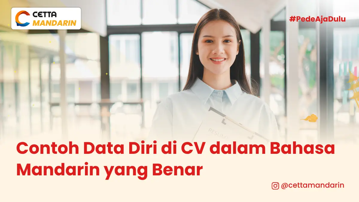 seorang wanita sedang memegang sebuah berkas dengan wajah tersenyum dan berpakaian rapi