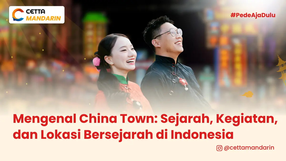 dua orang Asia lelaki dan perempuan sedang melihat ke arah yang sama dengan wajah tersenyum