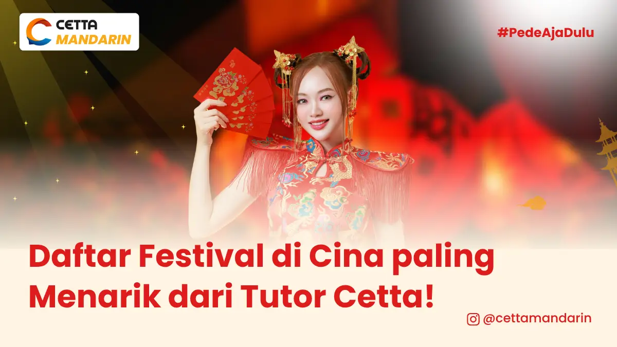 seorang wanita memegang angpao dan mengenakan pakaian tradisional China