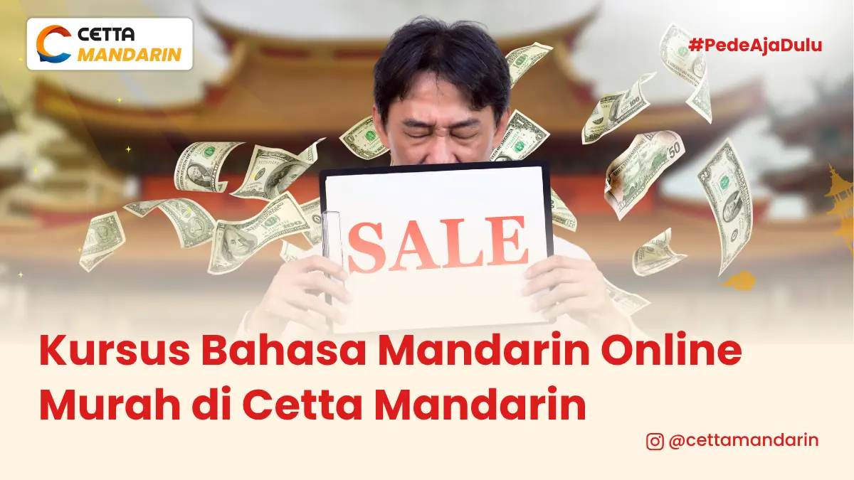 seorang pria sedang memegang sebuah papan bertulilskan sale