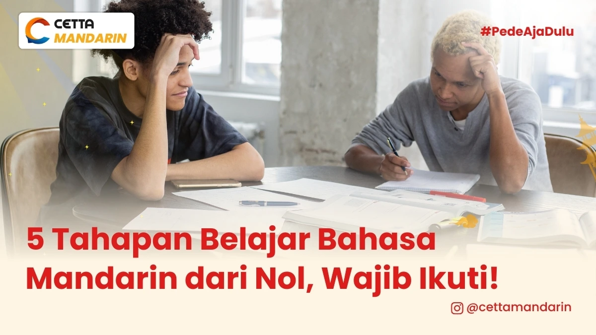 ilustrasi 2 orang yang baru memulai tahapan belajar bahasa Mandarin|Gambar papan tulis yang dipenuhi dengan aksara Mandarin