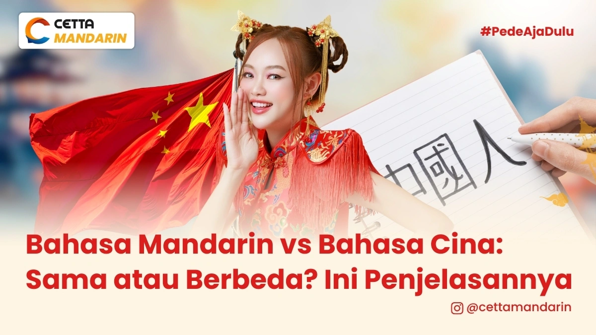 seorang wanita berpose menggunakan pakaian china|seorang wanita sedang memegang microfon dan seperti menunjuk sesuatu dengan wajah tersenyum dan terdapat dua bendera Republik Rakyat Tiongkok di belakangnya