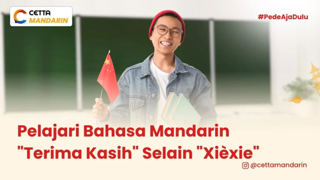 seorang pria membawa bendera china sambil membawa buku|Gambar seorang perempuan Tionghoa sedang tersenyum setelah ber Terima Kasih