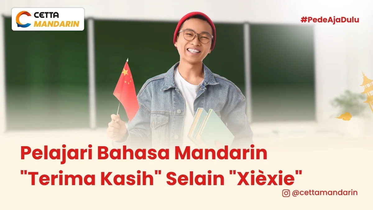 seorang pria membawa bendera china sambil membawa buku|Gambar seorang perempuan Tionghoa sedang tersenyum setelah ber Terima Kasih