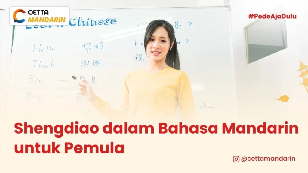 seorang guru bahasa mandarin sedang mengajar shengdiao untuk pemula di depan papan tulis